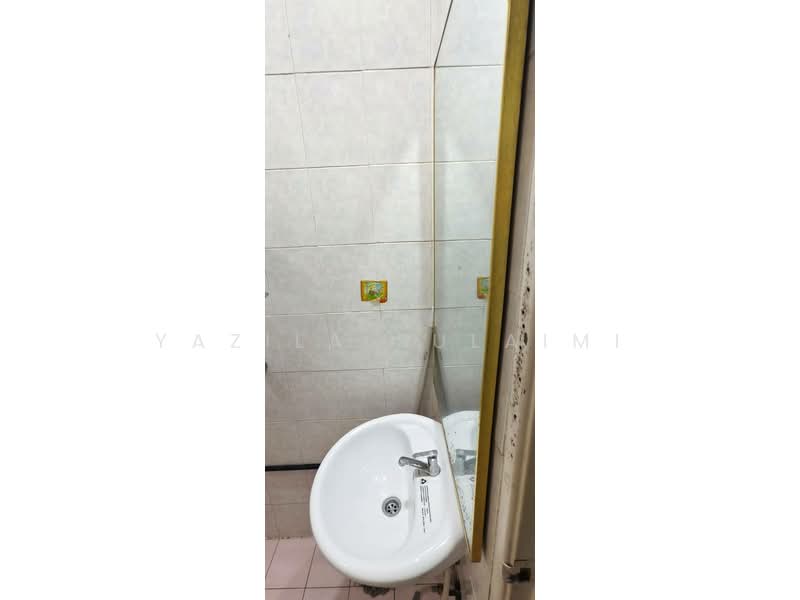 Condominium for Rent at Putra Indah Condominium - Yazila Sulaimi - Bathroom - PropertyGuru.com.my