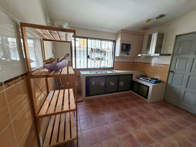 1-storey Terraced House for Rent in Taman Pelangi (Johor Bahru) - YC Fung - Kitchen - PropertyGuru.com.my