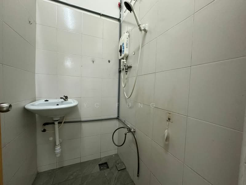 1-storey Terraced House for Rent in Taman Pelangi (Johor Bahru) - YC Fung - Bathroom - PropertyGuru.com.my
