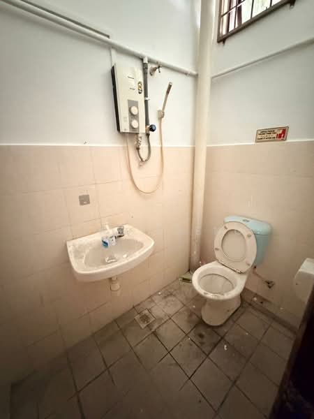 Kedai / Pejabat untuk Disewa di Taman Iks Merdeka (Batu Berendam) - Vinc Pheng - Bathroom - PropertyGuru.com.my