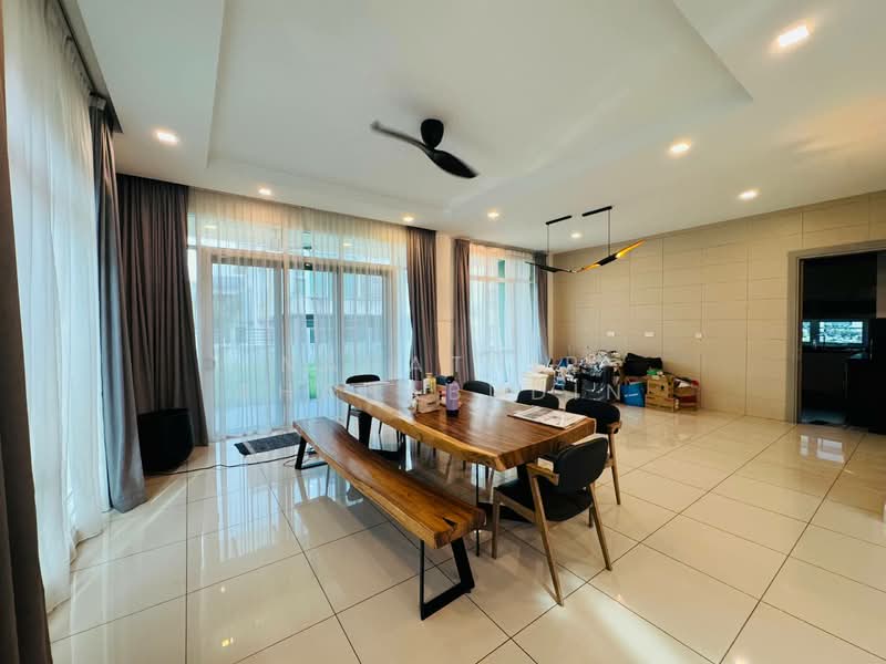 Rumah Banglo untuk Disewa di Shah Alam (Selangor) - Nahathir Shahabudin - Dining Room - PropertyGuru.com.my
