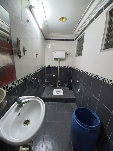 Flat for Sale at Permai Court 2 - Nur Alia Omar - Bathroom - PropertyGuru.com.my