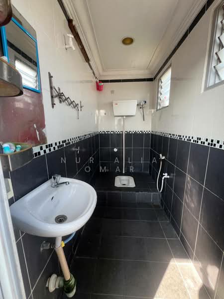 Flat for Sale at Permai Court 2 - Nur Alia Omar - Bathroom - PropertyGuru.com.my