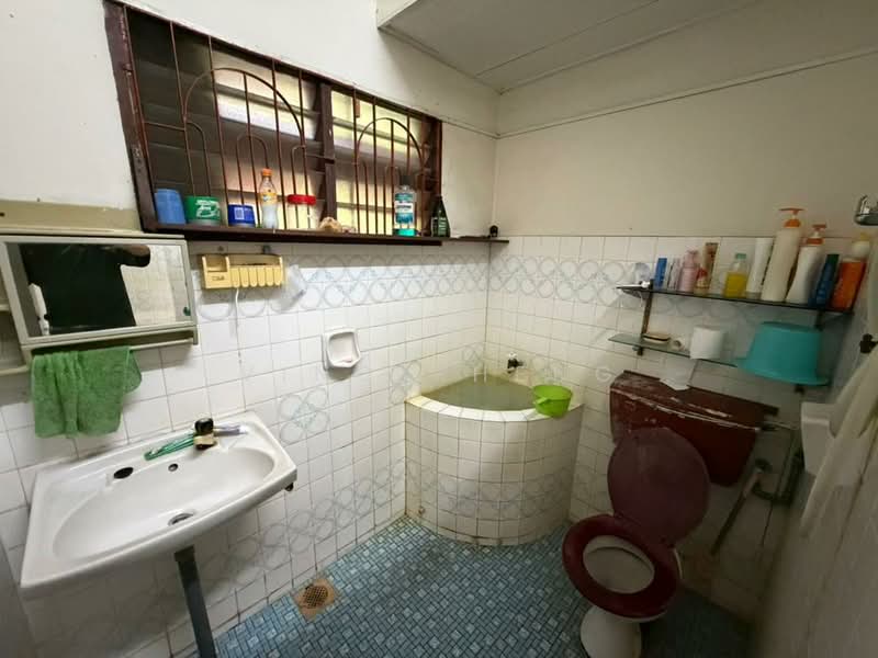 Rumah Berkembar untuk Dijual di Taman Mgbm (Bachang) - Vinc Pheng - Bathroom - PropertyGuru.com.my