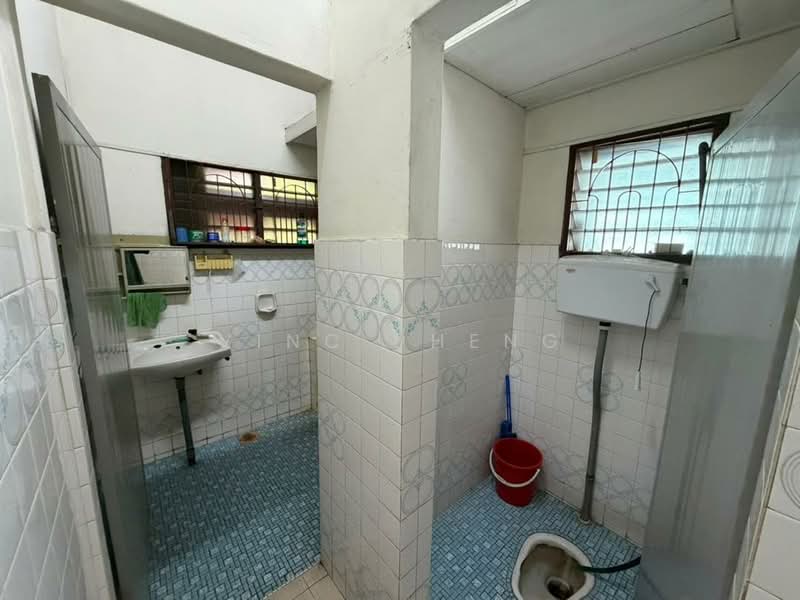 Rumah Berkembar untuk Dijual di Taman Mgbm (Bachang) - Vinc Pheng - Bathroom - PropertyGuru.com.my