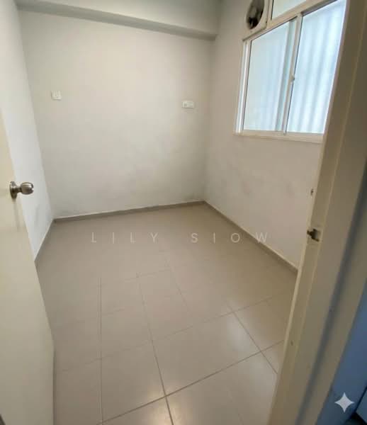 Condominium for Sale at The Zest @ Kinrara 9 - Lily Siow - Wet Kitchen / Yard Area - PropertyGuru.com.my