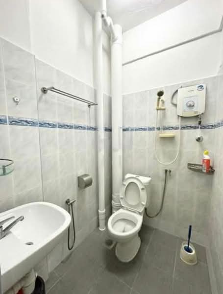 Pangsapuri untuk Dijual di Taman Jelutong - Queenie Goon - Bathroom - PropertyGuru.com.my