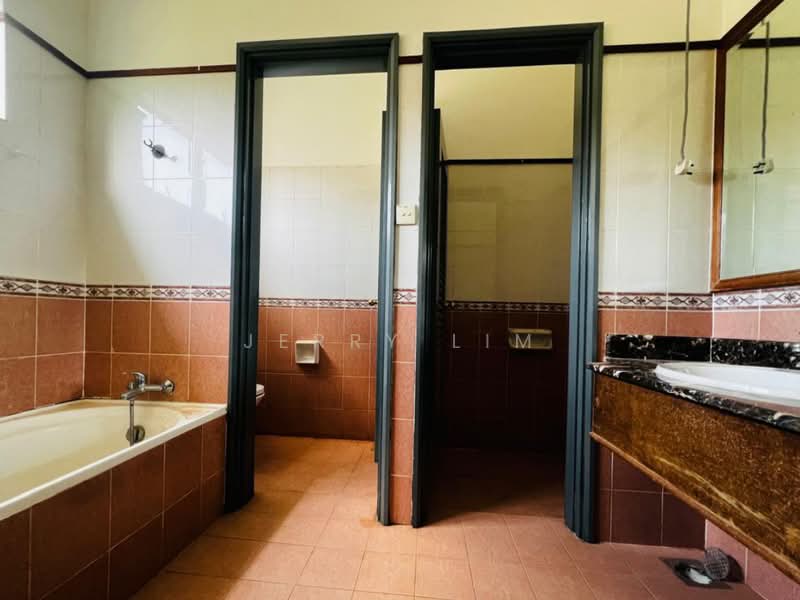Bungalow for Sale in Leisure Farm (Gelang Patah) - Jerry Lim - Bathroom - PropertyGuru.com.my