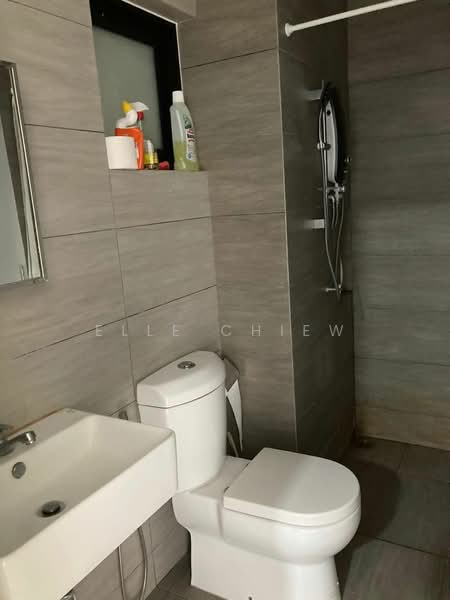 Servis Apartment untuk Disewa di The Amber Residence @ TwentyFive.7 - Elle Chiew - Bathroom - PropertyGuru.com.my