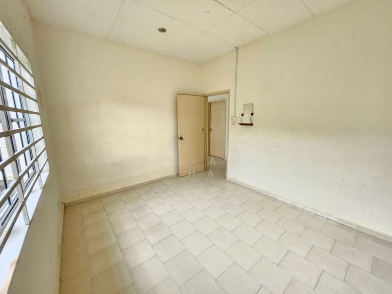 Rumah Banglo untuk Dijual di Lavender Heights (Senawang) - Naufal Ahmad Azahari - Bedroom one - PropertyGuru.com.my