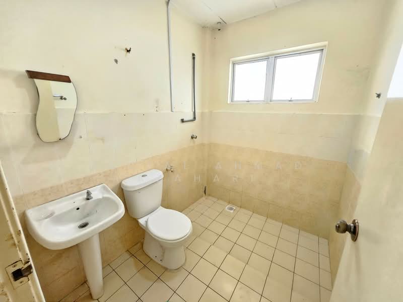 Rumah Banglo untuk Dijual di Lavender Heights (Senawang) - Naufal Ahmad Azahari - Bathroom one - PropertyGuru.com.my