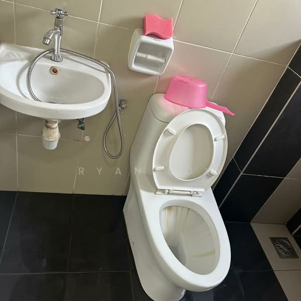 Rumah Teres untuk Dijual di Alam Damai (Cheras) - Ryan Low - Bathroom - PropertyGuru.com.my