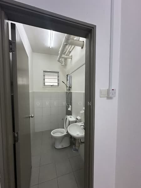Pangsapuri untuk Disewa di Trifolis - Grey Ong - Bathroom - PropertyGuru.com.my