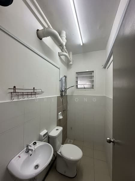 Pangsapuri untuk Disewa di Trifolis - Grey Ong - Bathroom - PropertyGuru.com.my