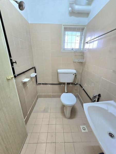 Pangsapuri untuk Disewa di Desa Pandan Baiduri Apartment Block C1 - Azean Wahab - Bathroom - PropertyGuru.com.my