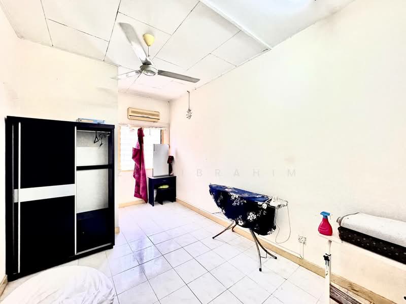 2.5-storey Terraced House for Sale in Taman Desa Karunmas (Balakong) - Azli Ibrahim - Bedroom - PropertyGuru.com.my