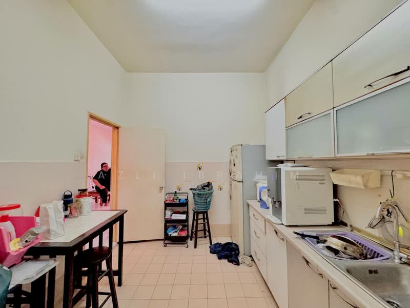 2.5-storey Terraced House for Sale in Taman Desa Karunmas (Balakong) - Azli Ibrahim - Kitchen - PropertyGuru.com.my