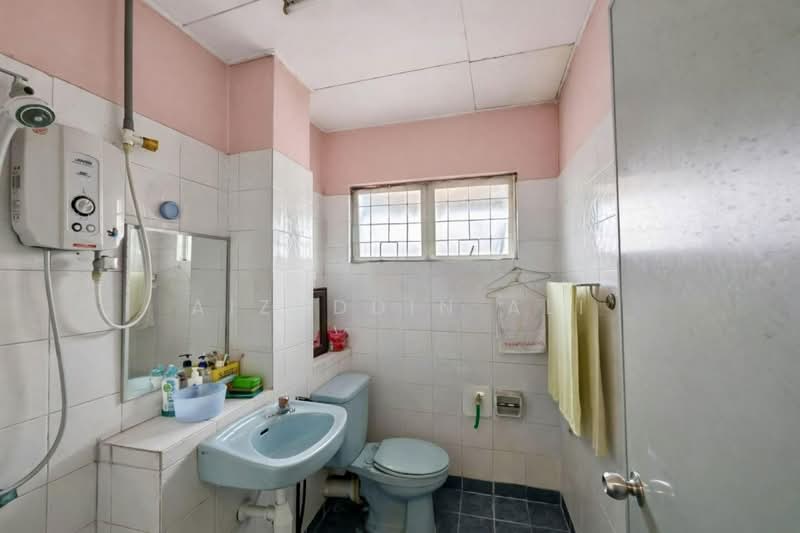 Rumah Teres 2 Tingkat untuk Dijual di Usj 11 (Subang Jaya) - Aizuddin Ali - Bathroom - PropertyGuru.com.my