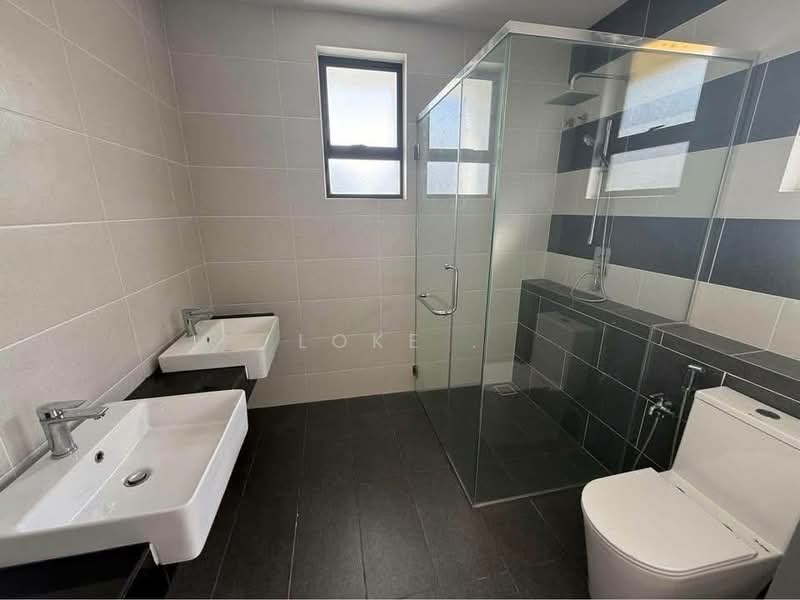 Semi-Detached House for Sale in Setia Utama (Setia Alam) - Loke . - Bathroom - PropertyGuru.com.my