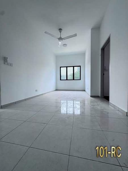 Rumah Teres 2 Tingkat untuk Dijual di Setia Utama (Setia Alam) - Loke . - Living Room - PropertyGuru.com.my