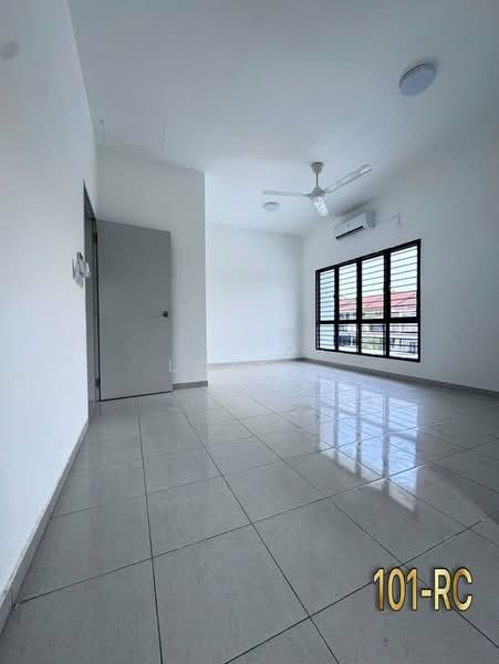 Rumah Teres 2 Tingkat untuk Dijual di Setia Utama (Setia Alam) - Loke . - Living Room - PropertyGuru.com.my