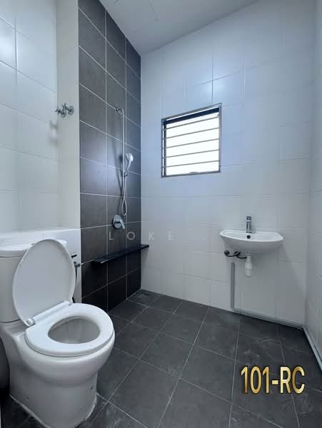 Rumah Teres 2 Tingkat untuk Dijual di Setia Utama (Setia Alam) - Loke . - Bathroom - PropertyGuru.com.my