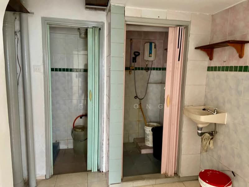 Rumah Flat untuk Disewa di Taman Permai Indah Flat - Grey Ong - Bathroom - PropertyGuru.com.my
