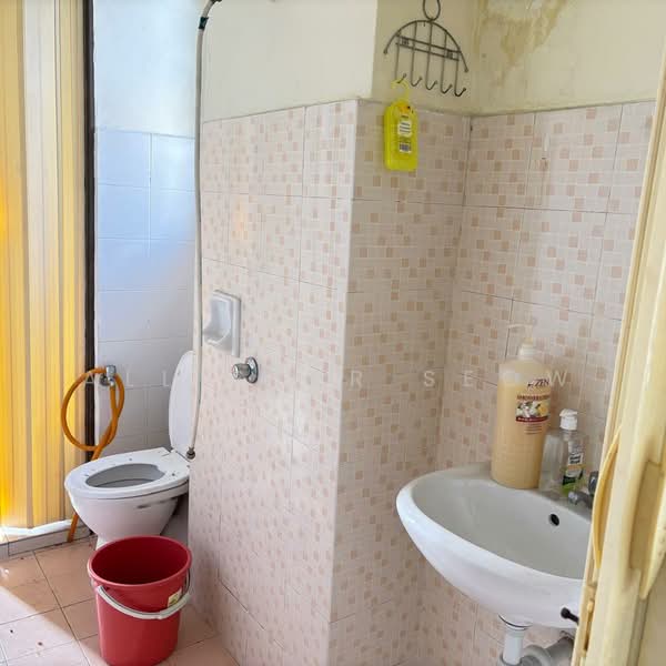 2-storey Terraced House for Sale in Taman Pendamar Indah (Klang) - Allister Seow - Bathroom - PropertyGuru.com.my
