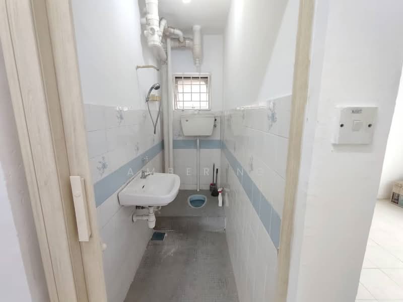 Kondominium untuk Dijual di Genting Court Condominium - Amber Ng - Bathroom - PropertyGuru.com.my