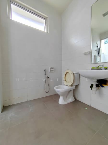 Rumah Berkembar untuk Dijual di Anggun 2 Residence (Rawang) - Heo Wai Kien - Bathroom - PropertyGuru.com.my