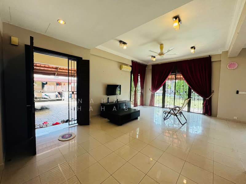 Rumah Teres 2 Tingkat untuk Dijual di Bukit Jelutong (Shah Alam) - Nahathir Shahabudin - Living Room - PropertyGuru.com.my