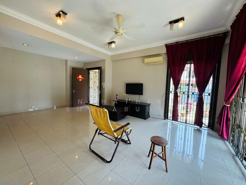 Rumah Teres 2 Tingkat untuk Dijual di Bukit Jelutong (Shah Alam) - Nahathir Shahabudin - Living Room - PropertyGuru.com.my