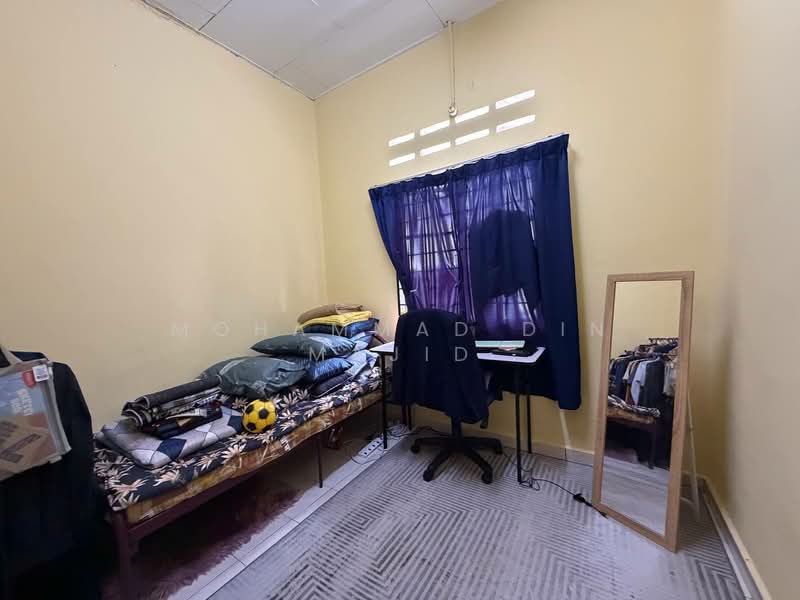 Rumah Teres 1 Tingkat untuk Dijual di Taman Banting Baru (Banting) - Mohammad Din Majid - Bedroom - PropertyGuru.com.my