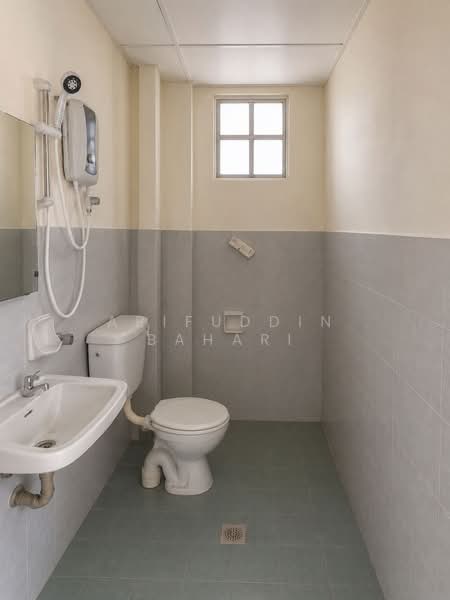 Pangsapuri untuk Dijual di Serdang Skyvillas (Serdang Perdana) - Arifuddin Bahari - Bathroom - PropertyGuru.com.my