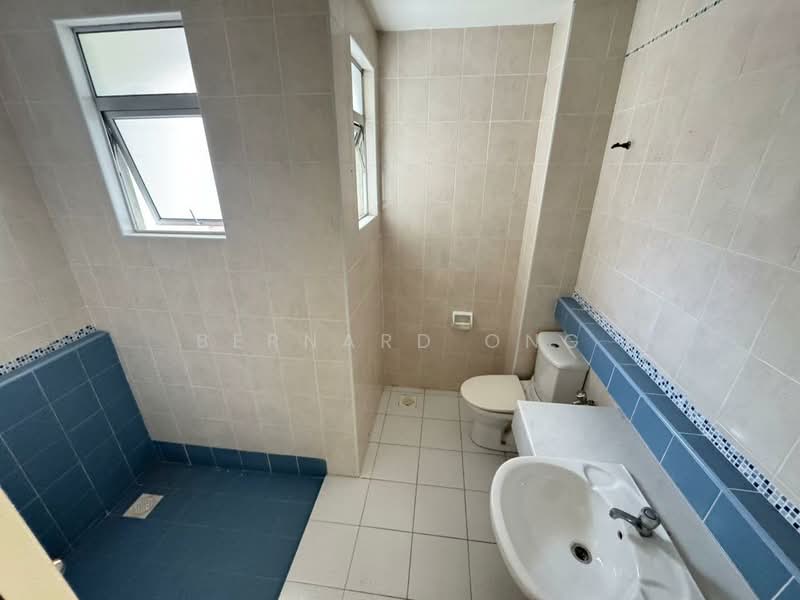 Rumah Berkembar untuk Dijual di Kota Emerald (Rawang) - Bernard Ong - Bathroom - PropertyGuru.com.my