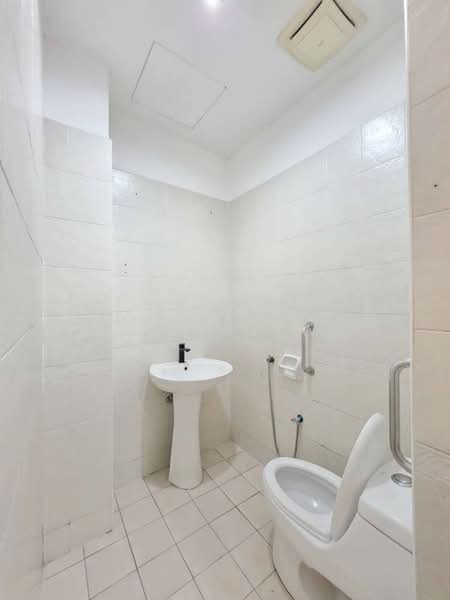 Rumah Teres 3-Tingkat untuk Dijual di Taman Tasik Indah Mewah (Batu) - Kiing TW - Bathroom - PropertyGuru.com.my