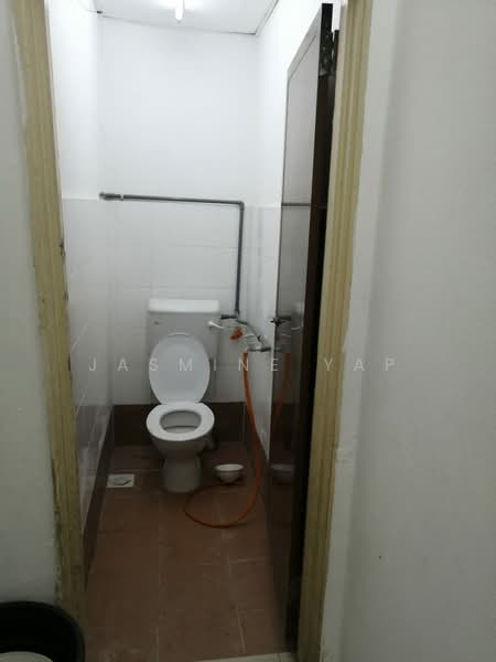 Shop / Office for Rent in Taman Sri Sinar (Segambut) - Jasmine Yap - Bathroom - PropertyGuru.com.my