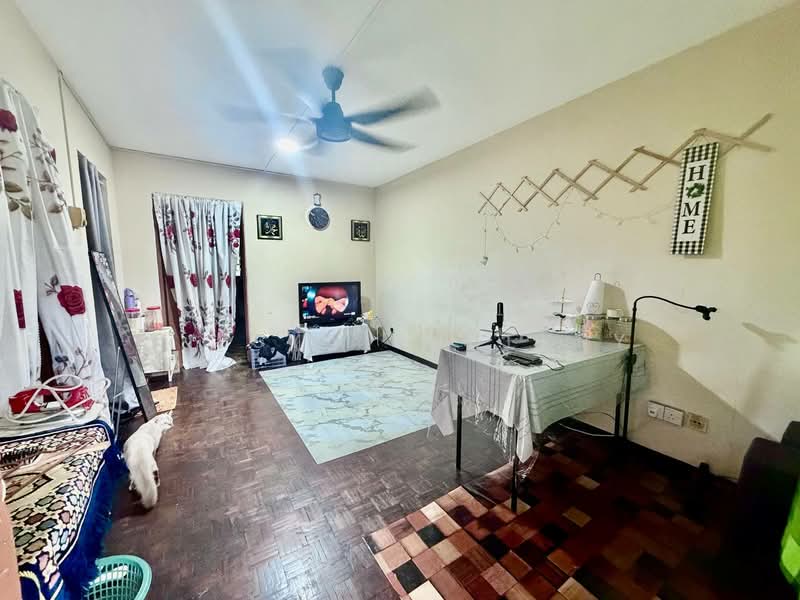 Rumah Flat untuk Dijual di Flat Taman Melati - Niesya Shuekry - Living Room - PropertyGuru.com.my