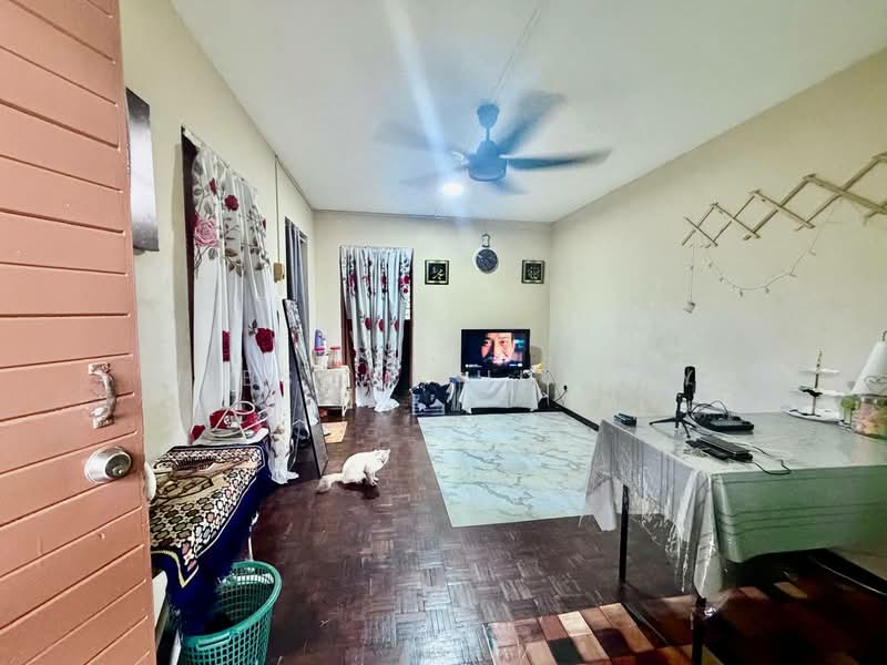Rumah Flat untuk Dijual di Flat Taman Melati - Niesya Shuekry - Living Room - PropertyGuru.com.my