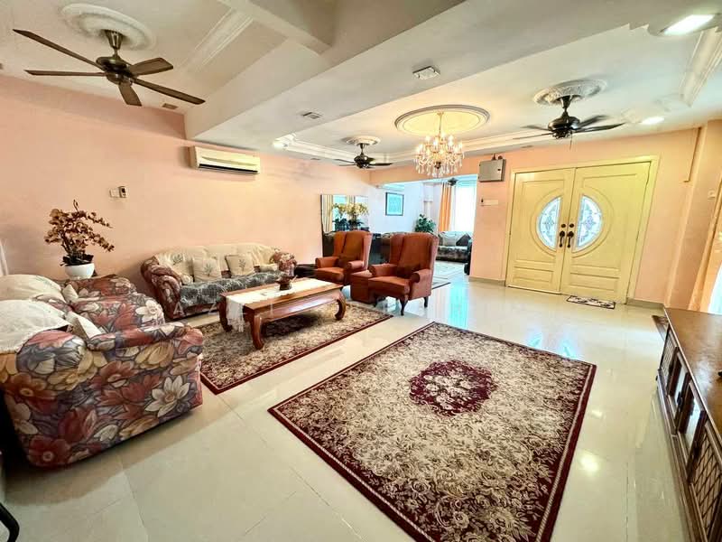 Rumah Teres 2 Tingkat untuk Dijual di Taman Equine (Seri Kembangan) - Azli Ibrahim - Living Room - PropertyGuru.com.my