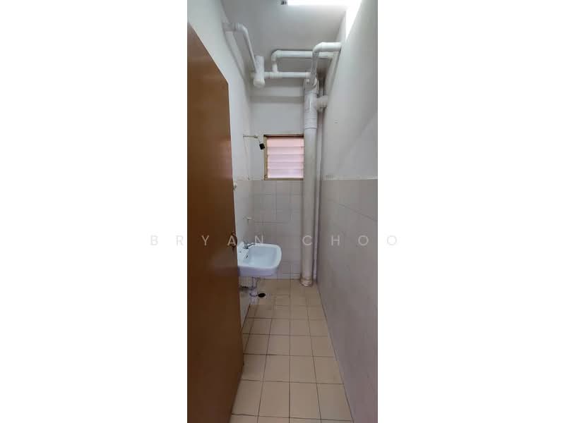 Pangsapuri untuk Dijual di Pangsapuri Seri Pulai - Bryan Choo - Bathroom - PropertyGuru.com.my