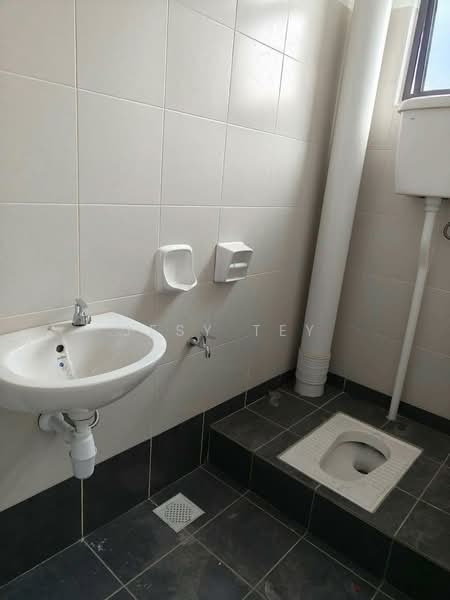 Shop / Office for Rent in Bandar Cemerlang (Ulu Tiram) - Jesy Tey - Bathroom - PropertyGuru.com.my