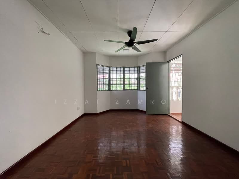 1.5-storey Terraced House for Sale in Bandar Baru Sri Petaling (Sri Petaling) - Izzat Zamros - Living Room - PropertyGuru.com.my