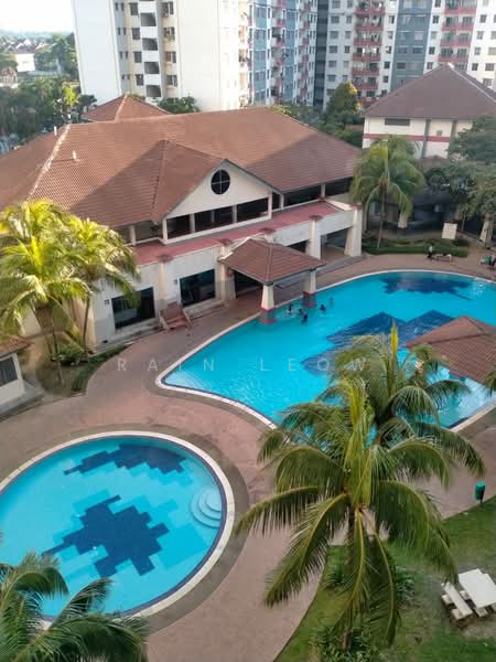 Pangsapuri untuk Dijual di Vista Pinggiran Apartment - Rain Leow - Pool - PropertyGuru.com.my