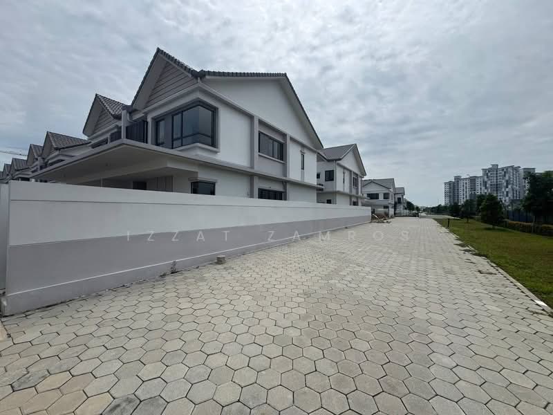 Rumah Berkembar untuk Dijual di Cyber 10 (Cyberjaya) - Izzat Zamros - Exterior - PropertyGuru.com.my