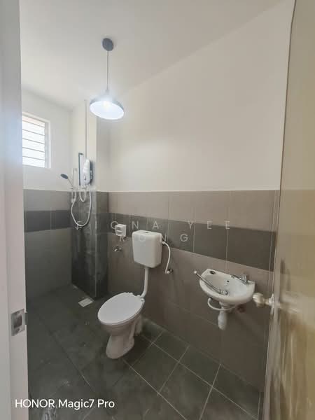 Townhouse for Rent in Bandar Putra (Kulai) - Fiona Yee Rong - Bathroom - PropertyGuru.com.my