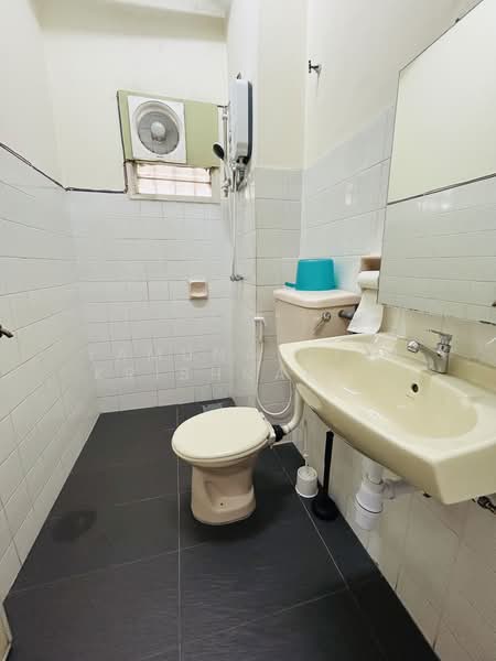2-storey Terraced House for Rent in Usj 11 (Subang Jaya) - Yamuna Devi Krishnan Kutty - Bathroom - PropertyGuru.com.my