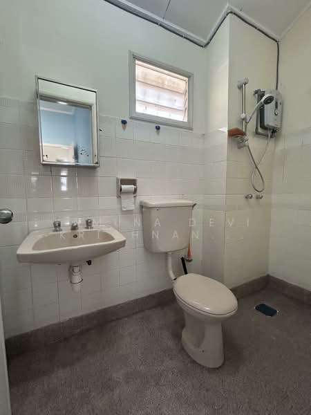 2-storey Terraced House for Rent in Usj 11 (Subang Jaya) - Yamuna Devi Krishnan Kutty - Bathroom - PropertyGuru.com.my