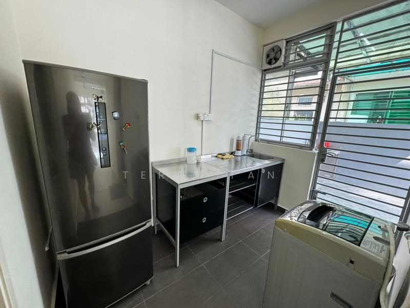 Cluster House for Sale in Taman Gaya (Ulu Tiram) - Terry Tan - Kitchen - PropertyGuru.com.my