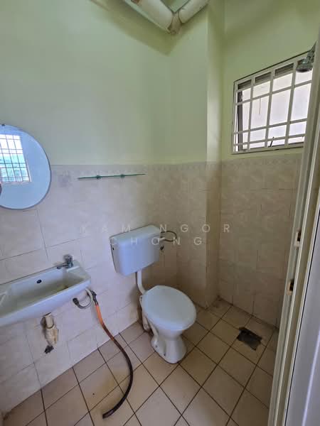 Apartment for Sale at Pandan Court - Kam Ngor Chong - Bathroom - PropertyGuru.com.my